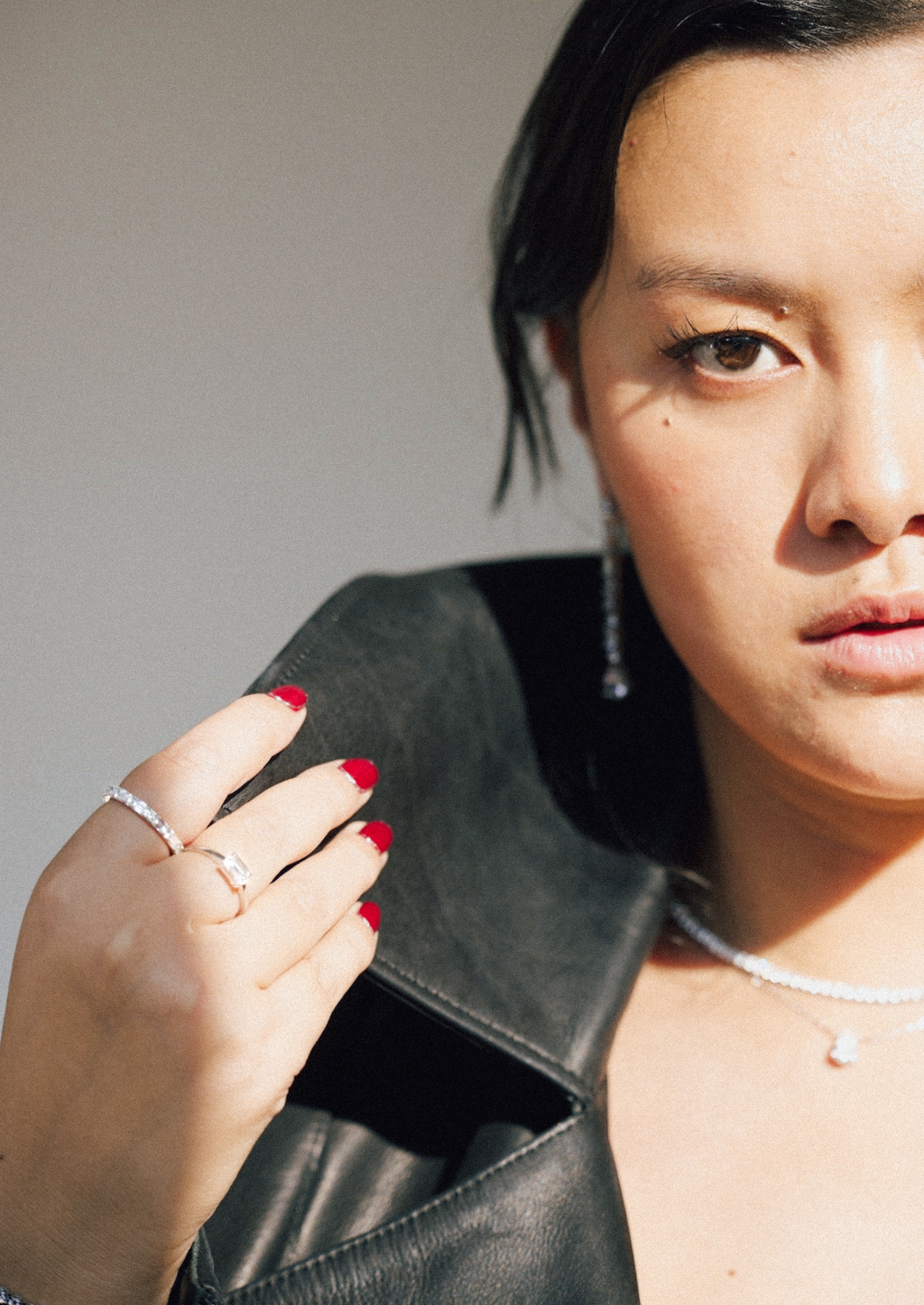 Linea East-West Emerald Solitaire Ring - Daiya Jewels 